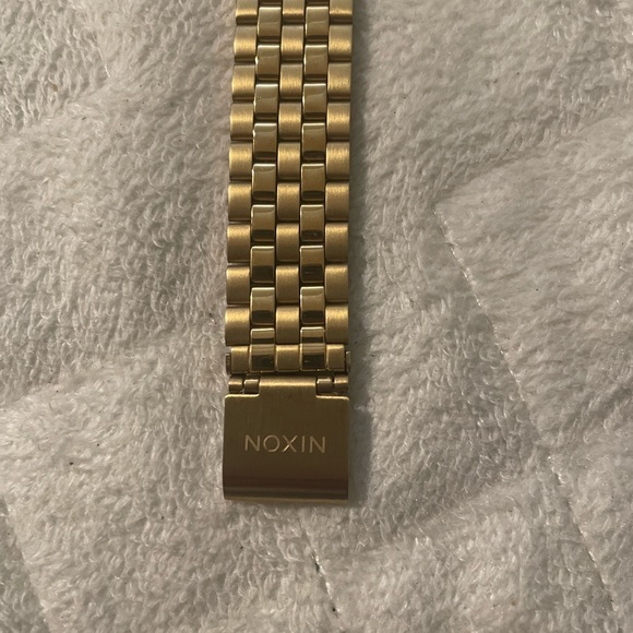 Nixon Gold minimalist Watch, new without box - Picture 3 of 5